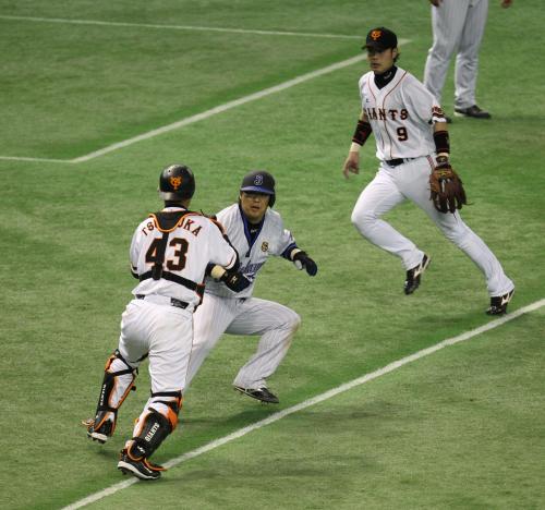 ＜巨・横＞８回無死一、三塁、吉村の三塁への打球で飛び出した三塁走者・村田（中央）は捕手・鶴岡（左）、三塁手・亀井に挟まれアウトとなる