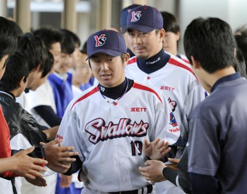 難所を訪れ、出迎えを受けるプロ野球ヤクルトの石川雅規投手（手前）と館山昌平投手