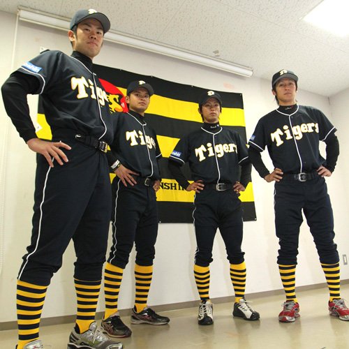 交流戦のホームで着用するユニホームを披露する（左から）榎田、柴田、上本、俊介。今年はストッキングの縞が黄色に変更