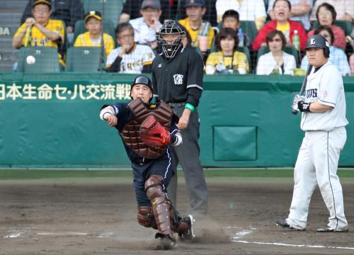 ＜神・西＞　延長１１回、二塁悪送球する阪神の城島