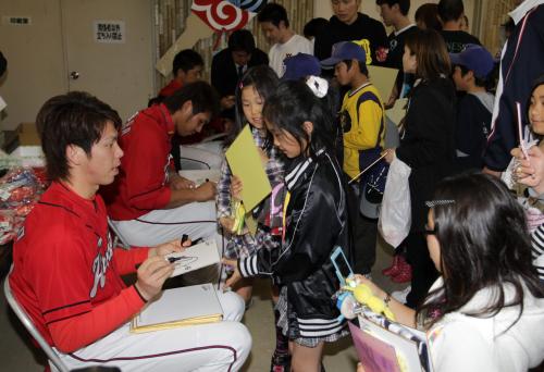 七ケ浜町の避難所を訪問してサインする広島の（手前から）前田健、栗原、石原