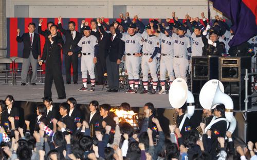 慶大三田キャンパスで祝賀会。集まった学生らが野球部と喜び合った