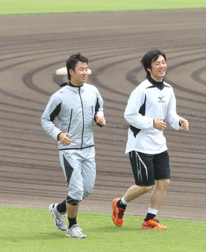 日本ハムの斎藤（左）は同期の乾と共にランニングで汗を流す
