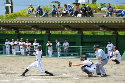 開幕した春季相双地区高校野球選手権大会でプレーする浪江高の選手