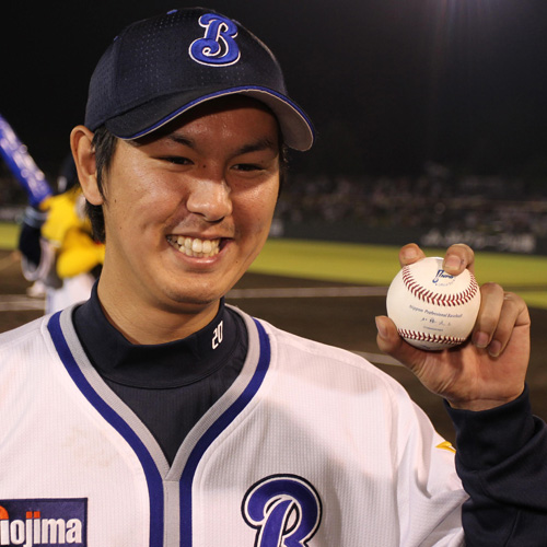 ＜横浜・西武＞プロ初勝利を挙げ、ウイニングボールを手に笑顔の須田