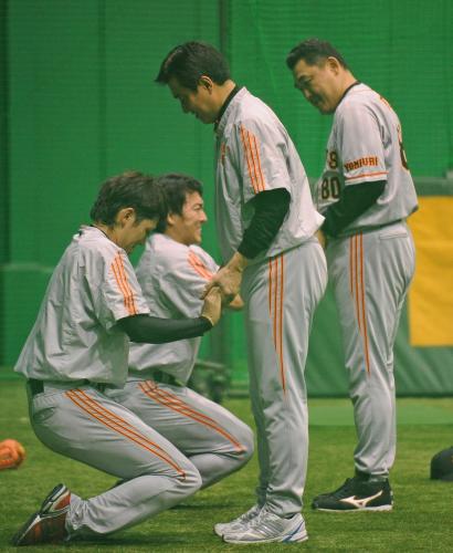 巨人の（左から）坂本、長野のトレーニングを指導する原監督と江藤コーチ