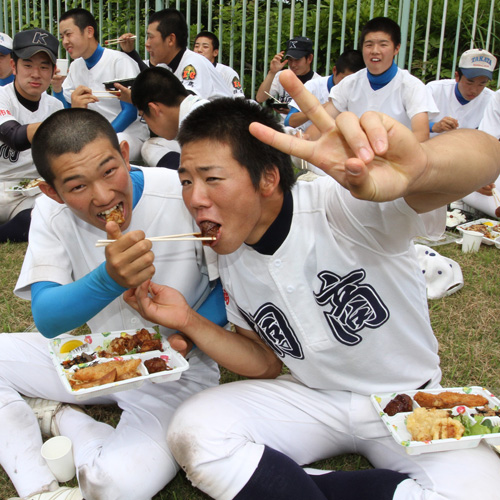 おちゃらけながら弁当を食べる高田・大和田主将（左）と桐生商・坂本主将
