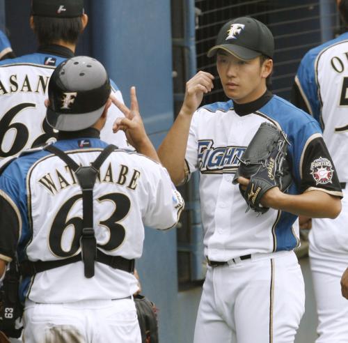 イースタン・リーグのロッテ戦に先発し、渡部捕手（左）のアドバイスを受ける日本ハム・斎藤