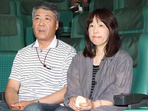 ＜西・阪＞ネット裏席から観戦する菊池の父・雄治さんと母・加寿子さん