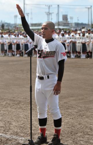 第９３回全国高校野球選手権大会の沖縄大会開会式で選手宣誓する北山高の大城大地主将