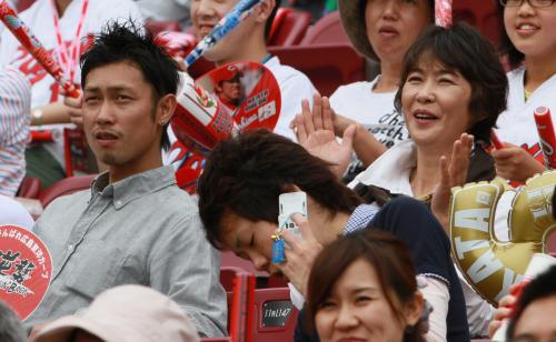 ＜広・日＞日本ハム・中田の母・香織さん（右）と兄・龍さん（左）が試合観戦する