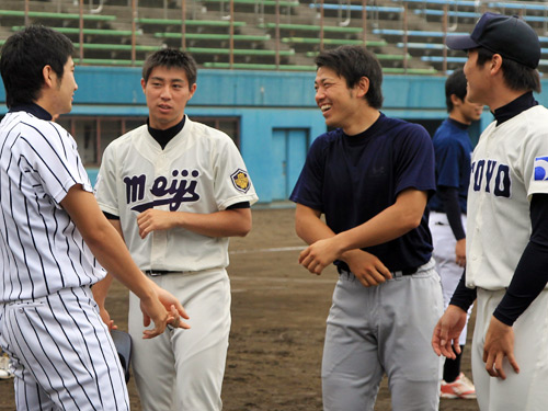 練習後に談笑する（左から）東海大・菅野、明大・野村、慶大・伊藤、東洋大・藤岡