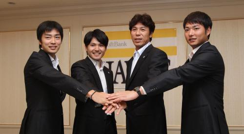 笑顔で手を合わせ活躍を誓う（左から）和田、杉内、秋山監督、摂津