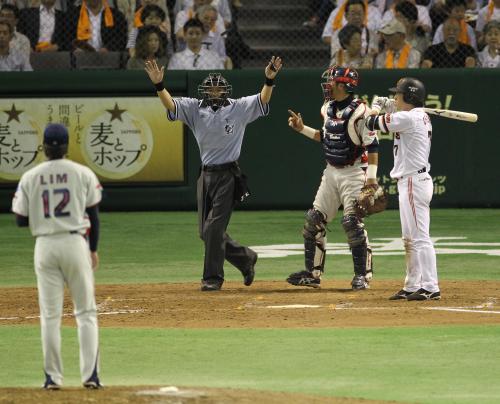 ＜巨・ヤ＞９回２死、打者・長野のとき、地震で球場が揺れ、球審がプレーを一時中断