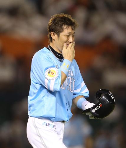 ＜ロ・ソ＞７回１死一塁で松田の打球はビデオ判定の結果ファールに。一度はホームインした一塁走者の多村も戻され苦笑い