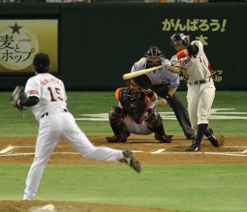 ＜巨・ヤ＞６回無死、左越えに勝ち越しの本塁打を放つ田中浩