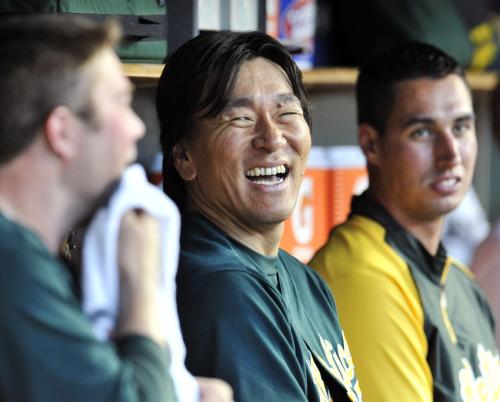 タイガース戦の６回、日米通算５００本塁打を達成し、ベンチで笑顔を見せるアスレチックス・松井（中）