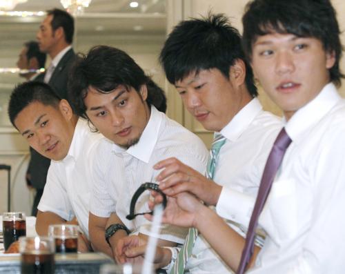 日本プロ野球選手会の臨時大会に臨む（左から）楽天・田中、日本ハム・ダルビッシュ、巨人・内海と坂本