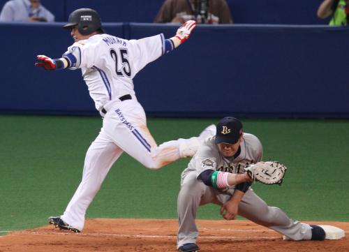 ＜全セ・全パ＞５回、村田は遊撃内野安打。一塁手・Ｔ―岡田