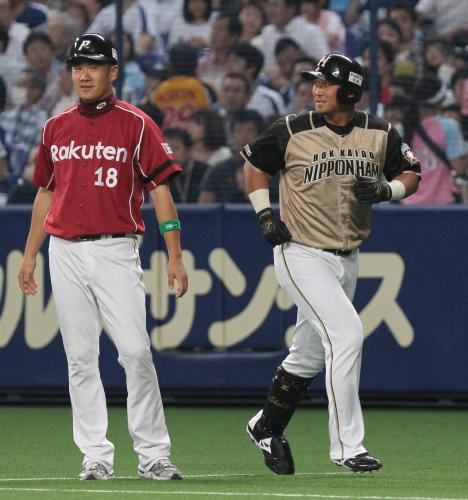＜全セ・全パ＞２回無死二塁、遊ゴロに倒れ悔しそうな中田（右）。左は一塁コーチャーを務める田中
