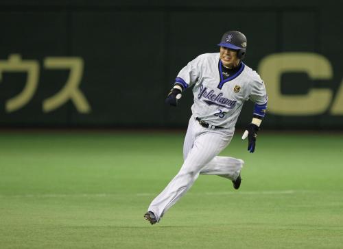 ＜巨・横＞４回１死一塁、ハーパーの左前打で三塁へ進塁する横浜の村田