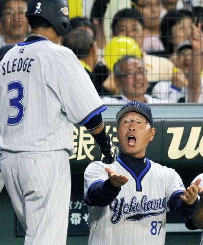 ７回、逆転満塁本塁打を放ったスレッジ（左）を迎える横浜・尾花監督