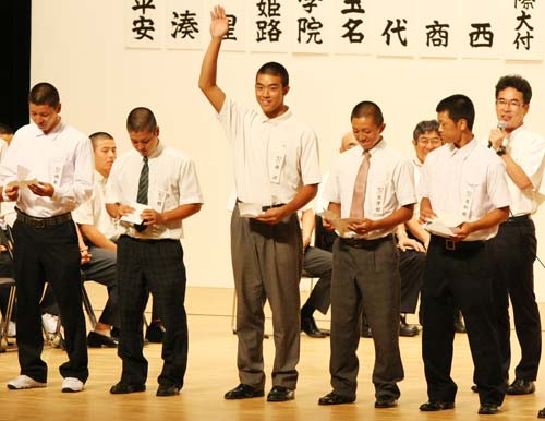選手宣誓の大役を引き当てた金沢・石田主将（左から３人目）