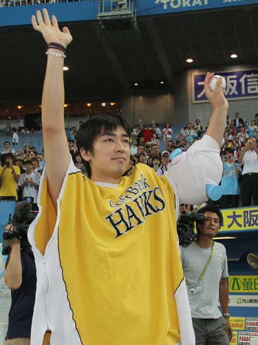 ＜オ・ソ＞通算１００勝を達成しファンの大声援に両手を振る和田