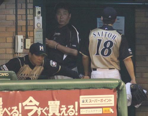 ＜楽・日＞５回１死満塁、降板した斎藤はベンチ裏へ下がる際、梨田監督に尻を叩かれる
