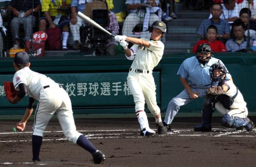＜福井商・作新学院＞１回表１死一塁、佐藤は右中間に先制の２点本塁打を放つ