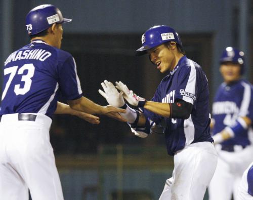 ５回、本塁打を放ち笘篠コーチ（左）に迎えられる中日・大島