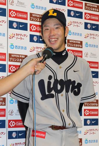 ＜西・楽＞完封勝利を逃した雄星は、試合後のヒーローインタビューで「山崎さんの４００号に貢献しました」と笑顔を見せる