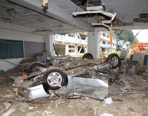高田高校の校舎の中にまで津波で車が押し流された