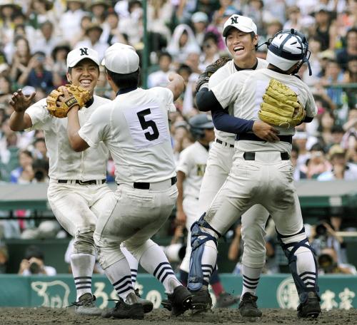 全国高校野球選手権大会で、１０年ぶり２度目の優勝を果たし抱き合って喜ぶ吉永（左から３人目）ら日大三ナイン
