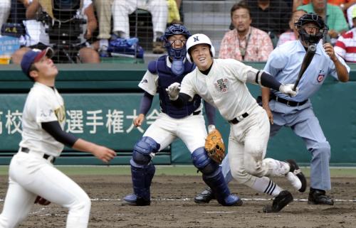 ７回裏日大三２死一塁、鈴木が左中間へ２ランを放つ。投手秋田、捕手松本