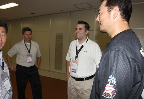 ＜ロ・日＞試合前、日本ハム・吉井投手コーチ（右）と談笑するトロントブルージェイズのアレックス・アントポロスＧＭ（中央）とトニー・ラカバＧＭ補佐