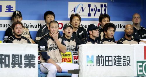 ９回、敗色濃厚な展開に元気のない中田（前列左から２人目）ら日本ハムの選手