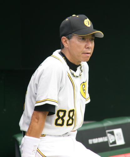 大曲ベースボールクラブの「ドリームアドバイザー」の柳葉敏郎は西武ドームのベンチに入る