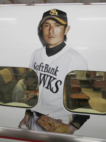 　プロ野球ソフトバンクホークスを応援しようと、川崎内野手の写真などでラッピングした新幹線車両