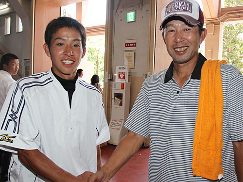 ＜駒大・青学大＞青学大・篠塚（左）は観戦した父・　和典氏と笑顔で握手