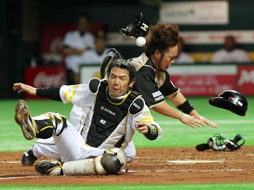 ＜ソ・日＞４回２死、中田の左中間二塁打で一塁走者・小谷野が捕手・山崎と激突しながら生還