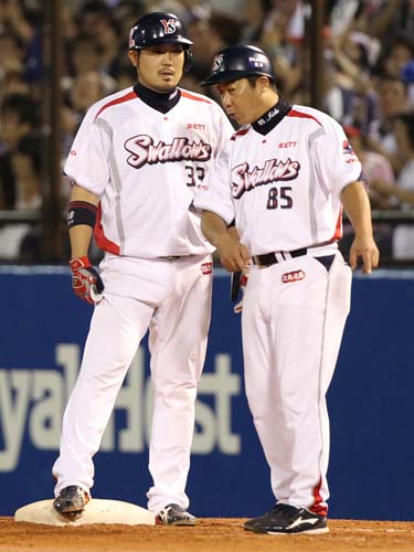 ＜ヤ・横＞畠山（左）は二塁へ走らず、飯田一塁コーチから注意される