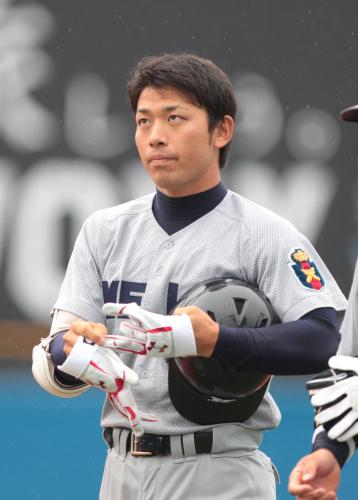 ＜東京六大学野球　慶大・法大＞１回２死一塁、二ゴロに打ち取られ厳しい表情の慶大・伊藤