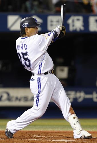 ３回横浜１死一、二塁、村田が左中間に逆転の２点二塁打を放つ