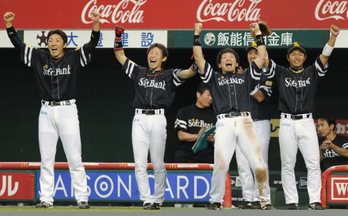 ６回、明石の適時三塁打に喜ぶ（左から）内川、本多、松田らソフトバンクベンチ