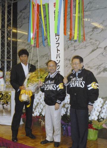 ソフトバンク本社で行われた優勝セレモニーに出席した（左から）秋山監督、孫正義オーナー、笠井和彦オーナー代行