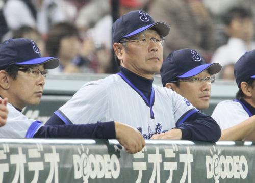 ＜広・横＞尾花監督（中央）は広島にリードを許し元気なく試合を見つめる