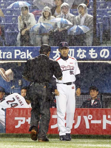 ＜ヤ・神＞６回２死三塁、小川監督は雨の中、投手交代を告げる