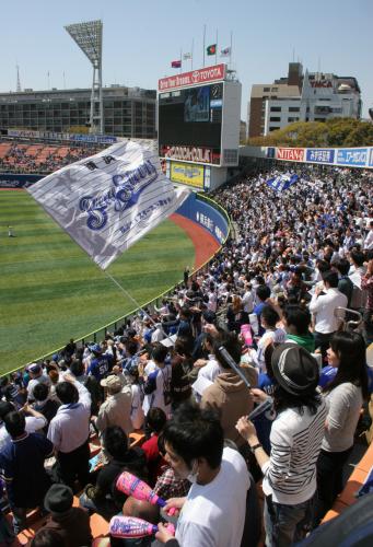 ４月12日、開幕戦の中日―横浜で、試合前に盛り上がる横浜スタジアムのスタンド
