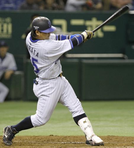 ４回横浜１死、村田が右越えに２打席連続本塁打を放つ